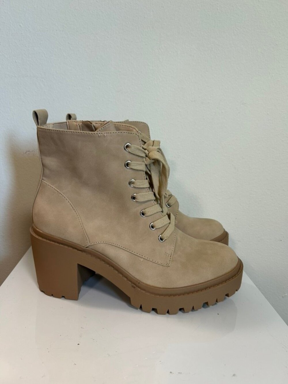 NWOB Torrid Tan Lace Up Chunky Lug Hiker Boots Heeled Combat Sz 9.5 WW